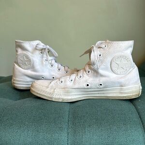 White Converse Chuck Taylor’s